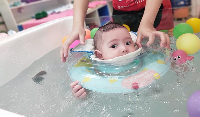 Bơi thủy liệu cho bé có tác dụng gì 